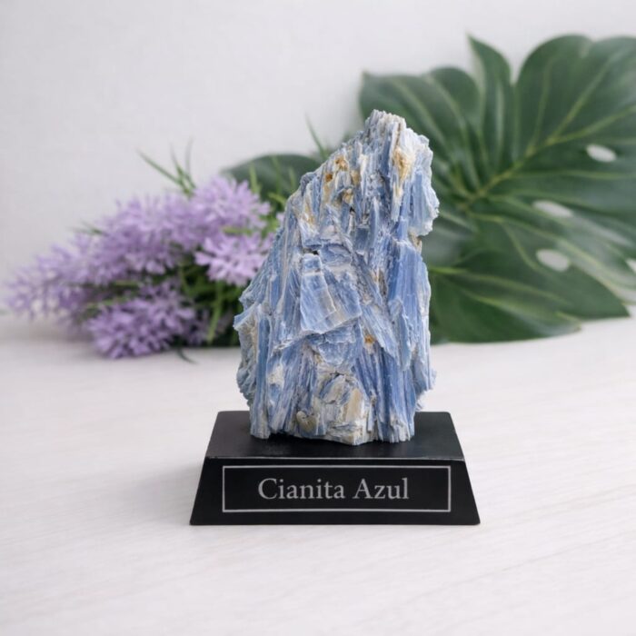 cianita azul na base de madeira 1