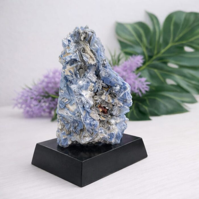 cianita azul na base de madeira 2