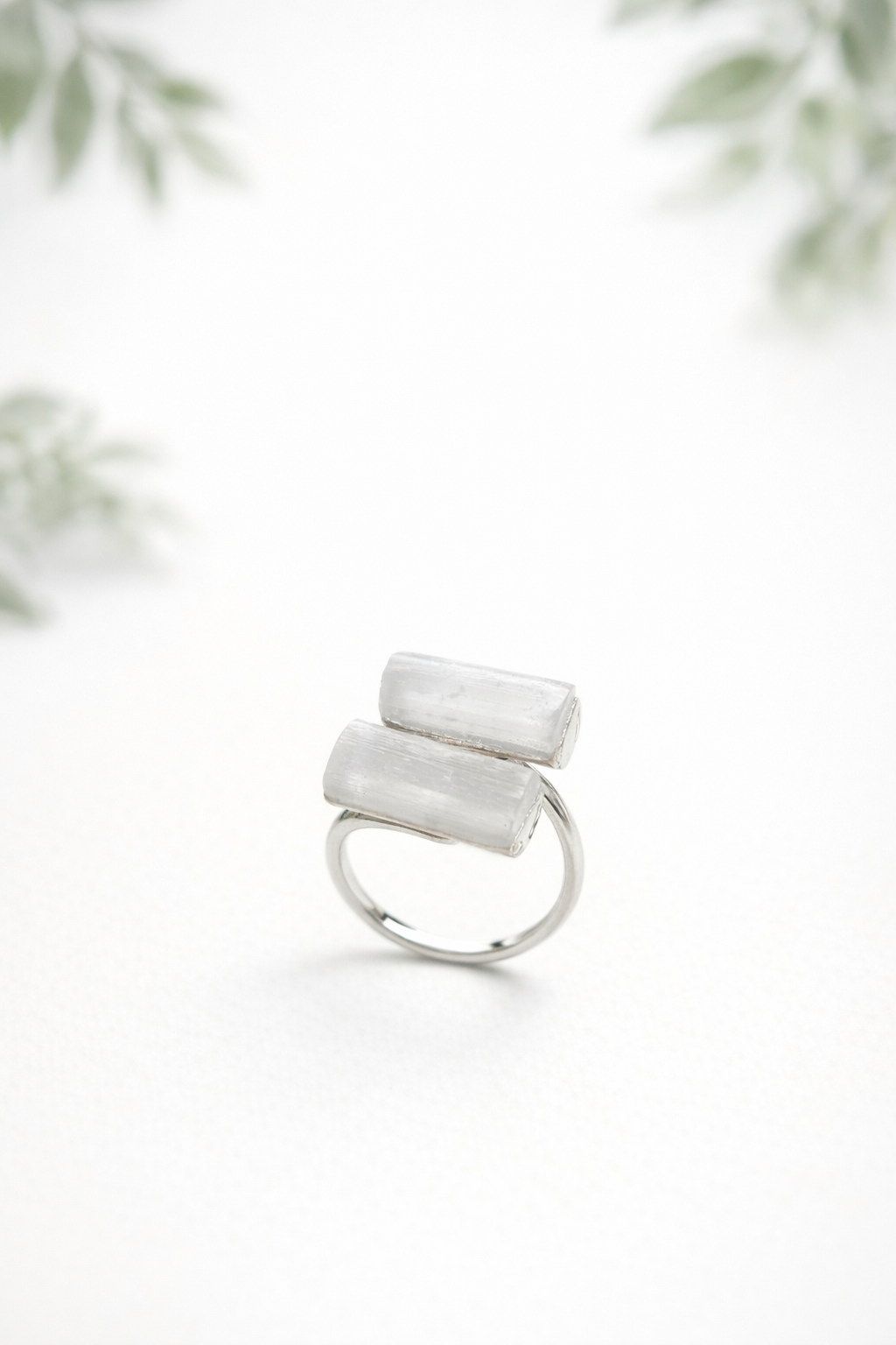 Anel Duas Pedras Selenita - Prateado Anel Duas Pedras Selenita - Prateado
