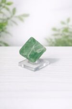 Fluorita Octaédrica - Base de Acrílico 1