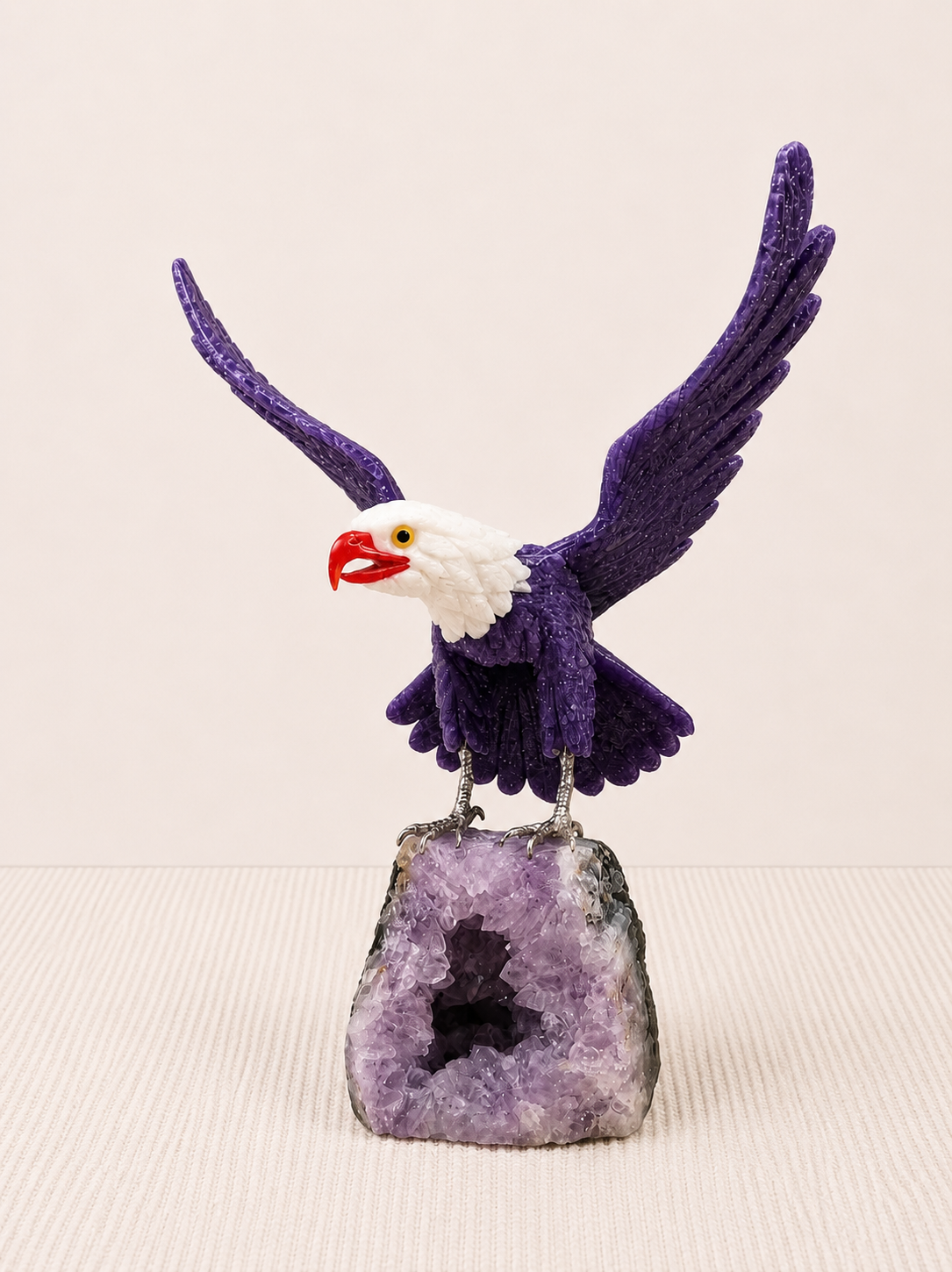 Águia em Quartzo Roxo na Base de Ametista (P) - 2,650kg 1 Águia em Quartzo Roxo na Base de Ametista (P) - 2,650kg 1
