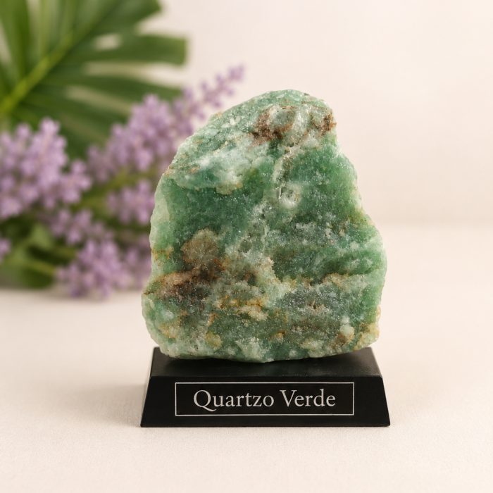 Quartzo Verde na Base de Madeira- 245gr 1