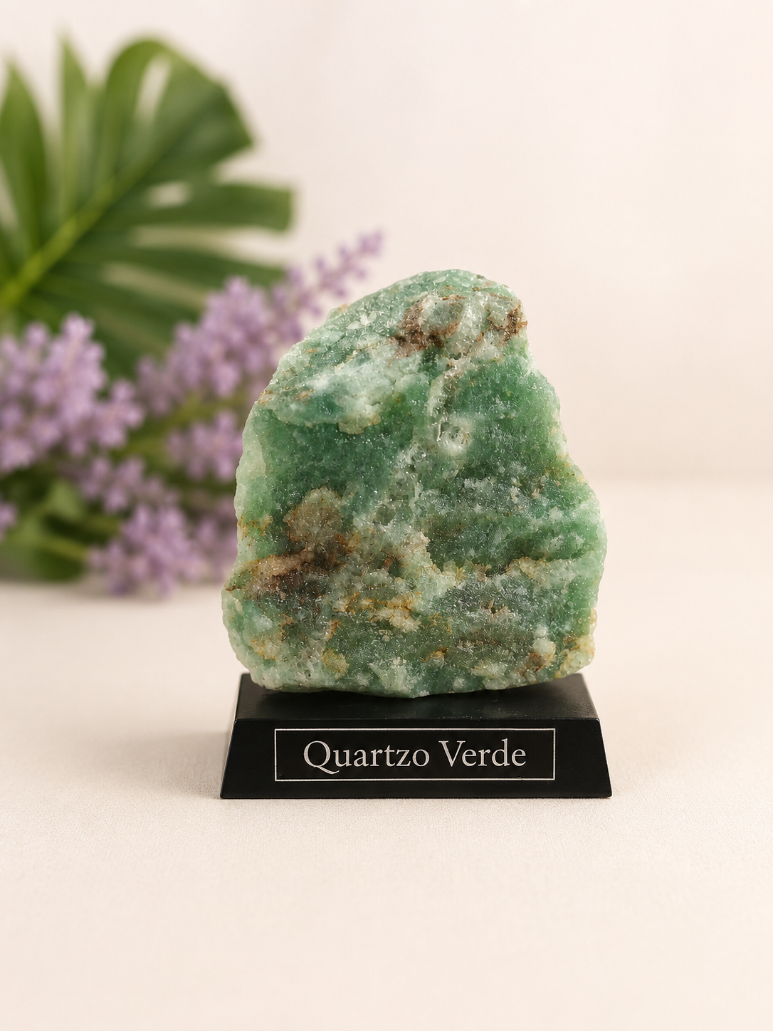 Quartzo Verde na Base de Madeira- 245gr 1 Quartzo Verde na Base de Madeira- 245gr 1