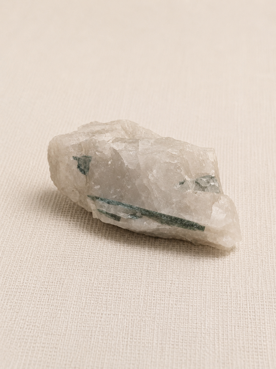 Turmalina Azul na Base de Quartzo Branco – Bruta